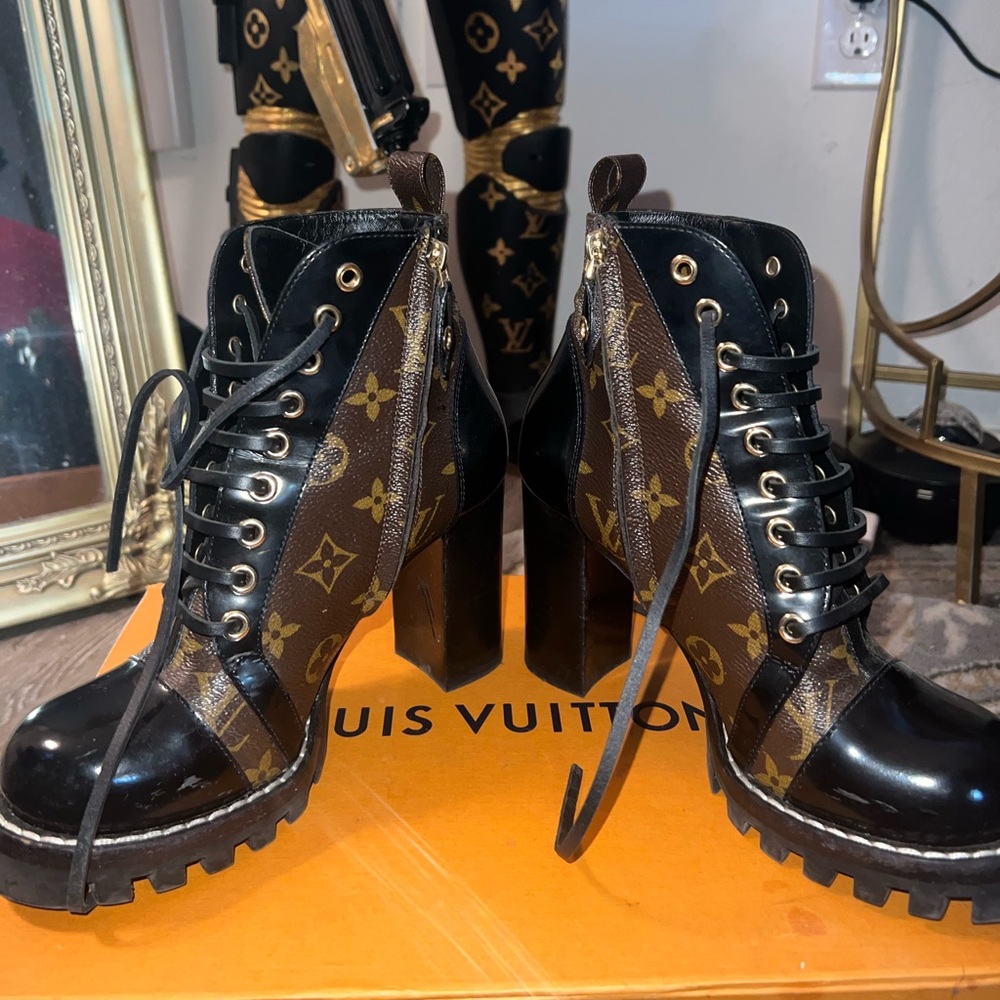 Love them but hardly wear anymore. Worn about 7x. Very good condition.